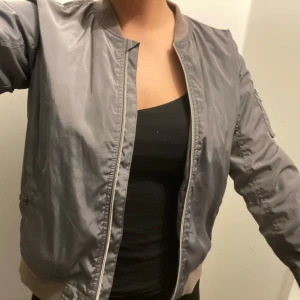 Grå bomberjacka  - Grå bomberjacka med fickor 