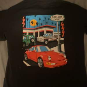 Fet Gallery dept tee med Porsche print på ryggen 