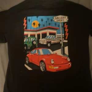 Gallery dept tee - Fet Gallery dept tee med Porsche print på ryggen 