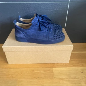 Christian Louboutin  - Christian Louboutin  Säljs pgd av oanvändning   För seriösa köpare finns kvitto  Nypris runt 8 tusen   Allt tillkommer   Skriv för mer information  Pris kan diskuteras 