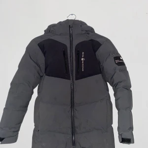 Sail racing jacka - Tja! Säljer nu min gamla vinterjacka, den är i bra skick och har inga hål eller sådant. Det är en junior modell och passar runt 155