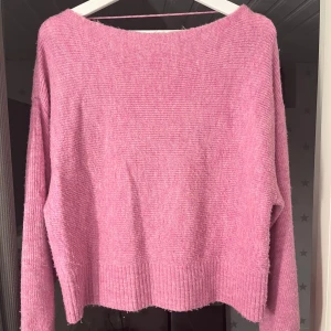 Rosa stickad tröja från Vero Moda - Säljer en superfin rosa stickad tröja från Vero Moda. Tajtare passform, måttligt använd.