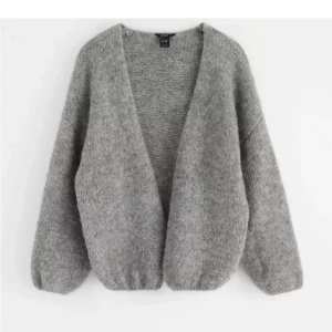 Stickad kofta - Så fin stickad kofta från lidex i väldigt bra skick. Den är slutsåld på hemsidan. Den är väldigt mysig och varm och passar till allt. Skriv vid frågor💗