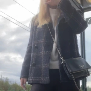 Jacka  - Trendig höstjacka från Cortefiel.  Lite nopprig men går att få bort 