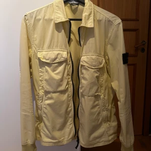Stone Island overshirt nyskick! - Tjena! Säljer av min ljusgula Stone Island overahirt då den sitter lite för litet på mig. Den är i nyskick, finns inga slitage på den!