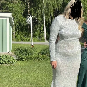 Balklänning - Glittrig balklänning med öppen rygg! Använd 1 gång men fortfarande i mkt fint skick! Köpte den här för 800 kr! 