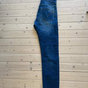 Säljer att par Dondup jeans i väldigt fint skick. Sparsamt använda.   Modell: George Skinny fit strl 33 Obs, dom är lite små i storlekarna  