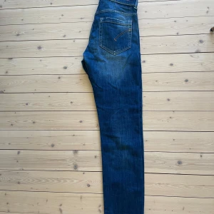 Fina Dondup jeans strl 33 - Säljer att par Dondup jeans i väldigt fint skick. Sparsamt använda.   Modell: George Skinny fit strl 33 Obs, dom är lite små i storlekarna  