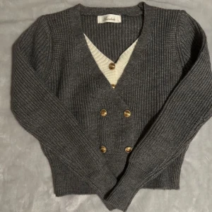 grå stickad kofta med vit undertröja  - tröja + kofta som sitter ihop 