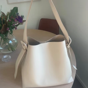 MANGO shoppingbag - Snygg väska från MANGO  Nypris 599kr Är i använt skick så förekommer någon fläck samt slitningar (se bilder) men annars superfin väska perfekt för skolan