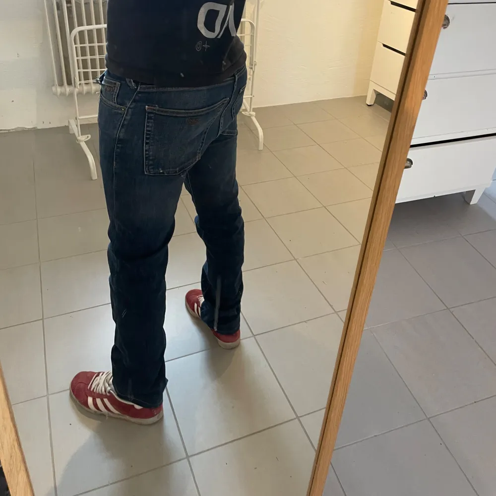 Emporio Armani jeans Storlek: W30 L32 men uppsydda till ca. L30 Skicket är bra, höger ficka har lite slitningar i kanten samt ett litet hål i fickan annars är de inga konstigheter.. Jeans & Byxor.