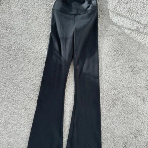 Aimn flare - Flared byxor från aimn, säljer då de är för korta på mig! De är i längd regular men har krympt lite i tvätten så tycker de är mer petite, passar folk mellan 150-160 skulle jag säga. I nyskick endast använda en gång, nypris 699:-