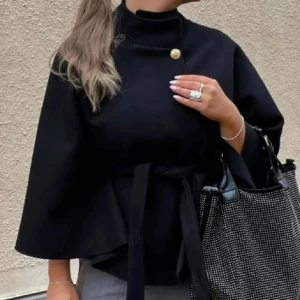 Svart kappa från Missay - Intressekoll,, supersnygg svart poncho från Missay. Den har en knäppning framtill och ett knytbälte i midjan för en snygg siluett. Den är stl one size och har trekvartsärmar. Endast testad & lappen kvar ,Skriv vid funderingar💞