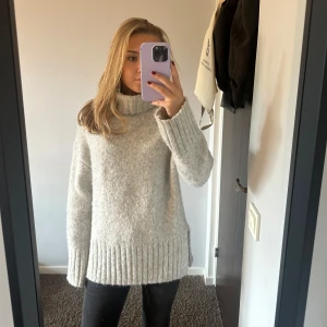 Stickad polo tröja - Trendig stickad polo tröja från hm perfekt till höst/vinter. Passar XS-S-M. Endast använd fåtal gånger. Pris kan diskuteras 