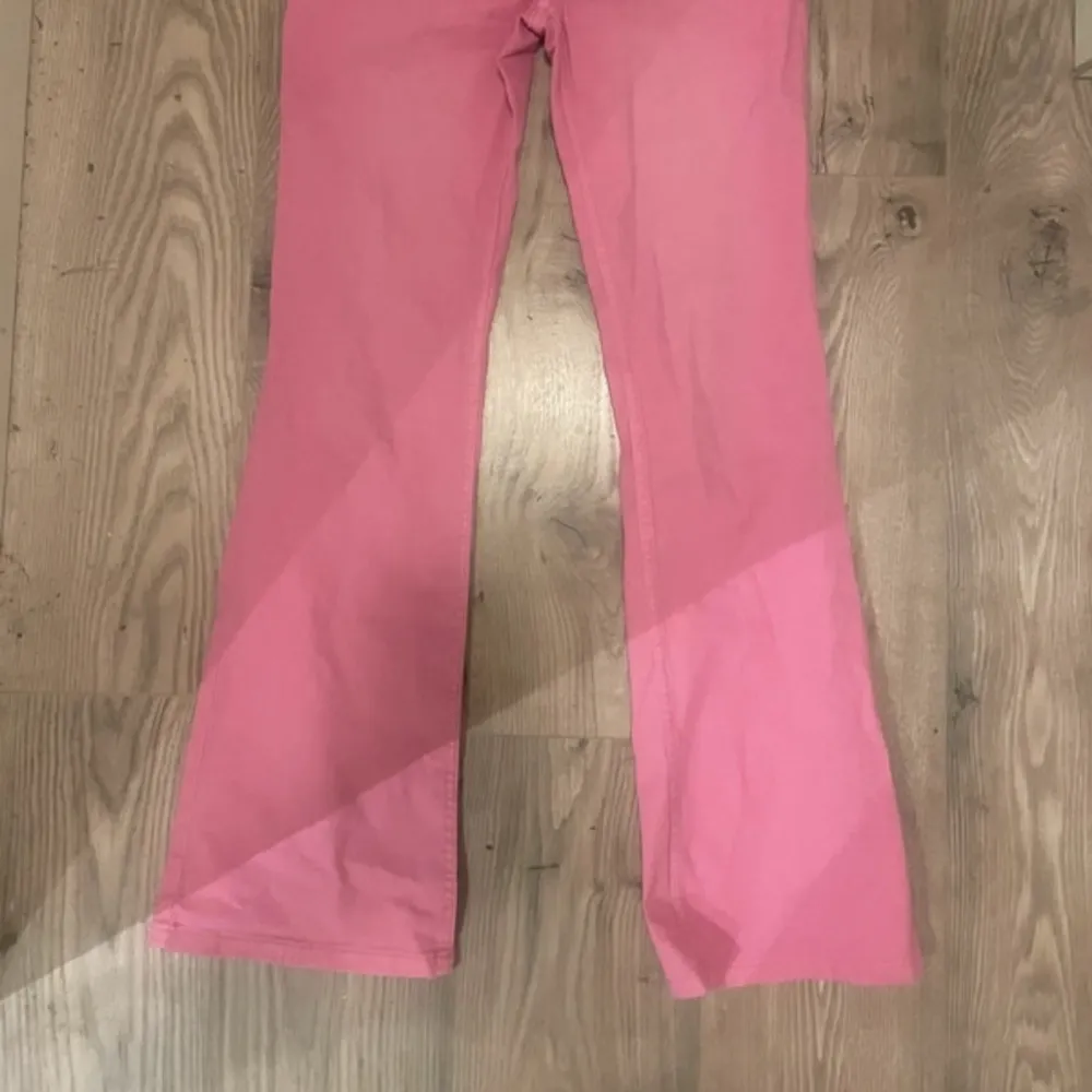 Rosa jeans från Monki. Köpte för 500kr nypris och de är alldeles oanvända. Endast använda för fotot. Super fina . Jeans & Byxor.