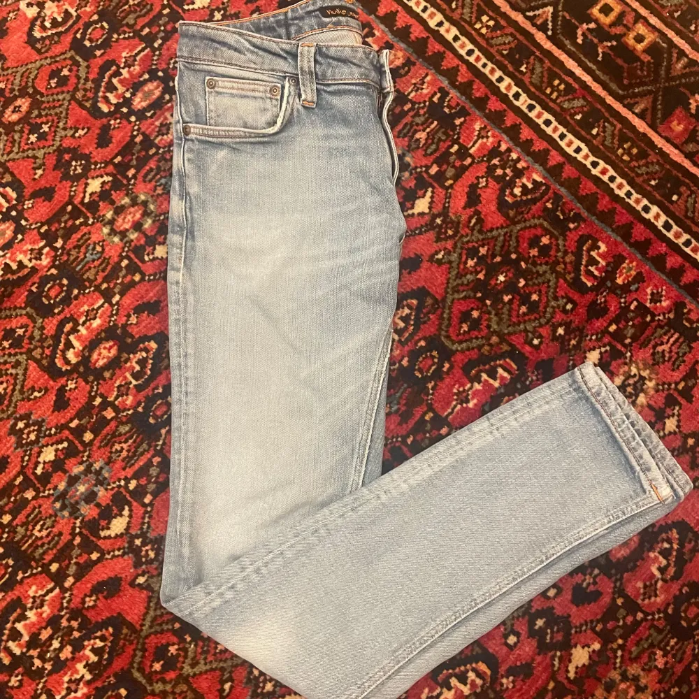 Ett par riktigt snygga Nudie jeans och modellen är skinny lin. Skicket är 9/10. Storleken är W29 L32. Killen på bilden är 182 cm och väger 64 kg. Jeansen skulle sitta perfekt på någon som är 175 cm - 185 cm.. Jeans & Byxor.