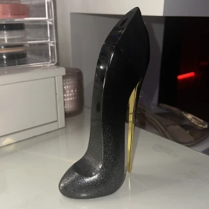 Carolina Herrera good girl supreme 80ml - Köpte några dagar sedan utan och lukta på den i affär. Säljer då jag inte gillar doften. Fortfarande helt full, dock har ja slängt kartongen så drar ner på priset, Nypris ca 1200