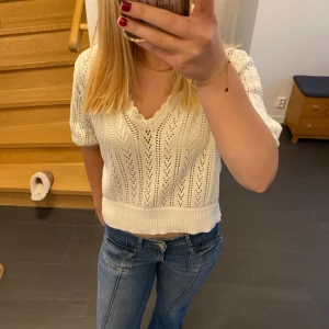 Stickad vit topp - Fin vit topp som inte används längre💕 Inga defekter eller missfärgningar och perfekt nu i höst❤️ Storlek L men sitter mer som S-M