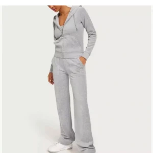 Juciy Couture Grått Sett - Säljer detta sett då det ej kommer till användning! Xs byxor, S tröja Skriv vid frågor!!💖