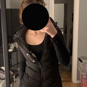 Zara väst - Svart figursydd väst. 