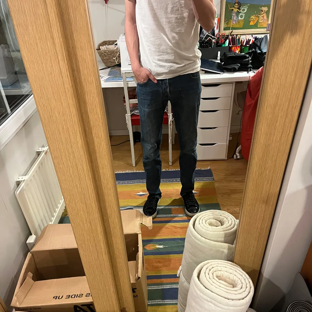 Tja! Säljer ett par riktigt snygga Jacob Cohen jeans i modellen 688 comfort. Riktigt bra skick utom lite slitnad på tagen och ett minihål vid högra knäet (syns knappt och det är inte helt igenom)  Modellen på bilden är 183.. Jeans & Byxor.