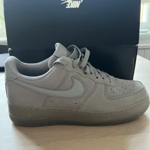 Nike Air Force 1 - Helt nya Nike Air Force 1 ’07 LV8 ”Wolf grey” (mocka) Skick: 10/10 ”Deadstock” Storlek: 42,5 (US 9) Kommer med originalbox. Köpta på JD Sports 2020.  Kvitto finns.  Sällsynta! Går knappt att få tag på längre.  Finns på flera sidor.