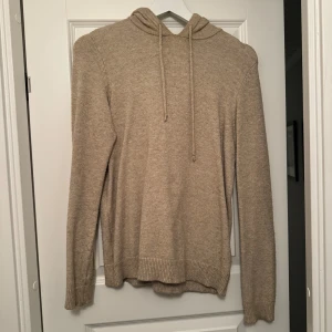 Stickad hoodie - Sparsamt använd utan några defekter! Storlek XS men sitter som en S enligt mig. Väldigt mjuk!!🩷🩷