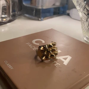 Edblad peak ring - Säljer nu min jättegulliga Edblad ring i storlek 17,5 mm (M).💗 säljer då jag inte använder den längre, den har blivit lite silvrig runt omkring men inte på själva peaken, men det är inget som syns när man har på sig den!💗