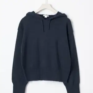 Mörkblå stickad hoodie, helt oanvänd. Strl 146-152 passar xxs-xs💞