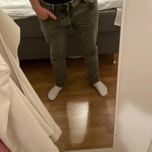 34 Waist och 32 längd på dessa sköna jeans 9/10 i skick, blivit tväddade 1 gång Nypris: 1400kr