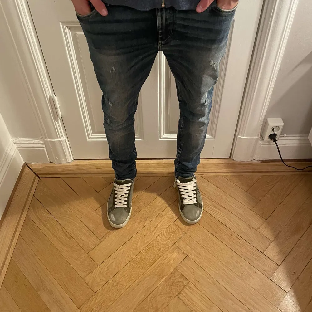 Säljer dessa ripped jeans från jack&jones. Nypris 900kr. Hör av er vid eventuella frågor!. Jeans & Byxor.