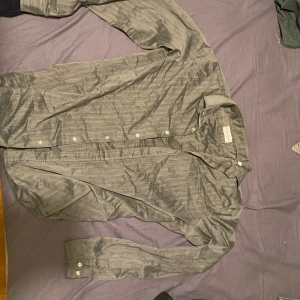 Grå randig skjorta - Fin grå randig skjorta