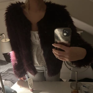 Snygg höst päls jacka🩷 - Jätte snygg fusk päls jacka. Köpt utomlands men kommer inte till användning så säljer. Använd Max två gånger. Perfekt till hösten, går att knäppa så den är varm🩷