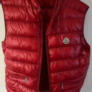 Moncler gui väst väldigt sällsynt Storlek och i bra skick  - Säljer en moncler gui väst röd i storleken 5  Cond 8-9  Bud från 2500 Bin 2800