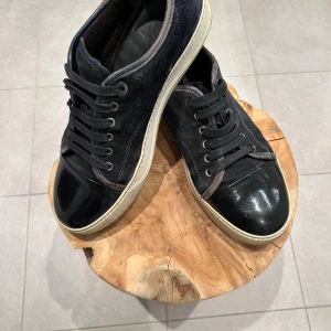   Lanvin cap toe sneakers UK6 - Säljer nu dessa Lanvins i storlek UK6 som motsvarar EU40 men sitter som en EU41. Priset går att diskutera vid snabb affär 