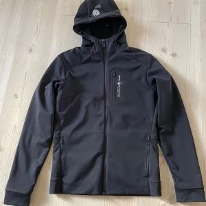 Svart jacka från Sail Racing - Säljer en svart jacka från Sail Racing i storlek small. Jackan är tillverkad i GORE-TEX Infinium-material, vilket gör den både bekväm och presterande. Perfekt för höst- och vårsäsongen! Nypris ca 3000kr, kom privat för fler frågor