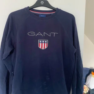 Gant sweatshirt  - En klassisk gant tröja som aldrig sitter fel. Storlek 176cm (S)