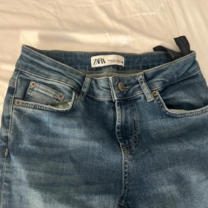 Zara jenas - Snygga low waist bootcut jenas från zara! Snygg blå färg