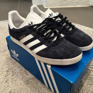 Adidas Gazelle - Tja! Säljer nu mina gazelles för jag har skaffat nya skor, skick 8/10, kan gå ner i pris. Skriv vid funderingar! 
