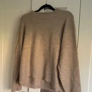 Beige stickad tröja från hm, bra skick, bra storlek, perfekt för hösten 