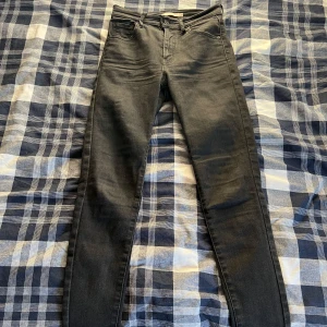 Levis mile high super skinny  - Levi’s mile high super skinny storlek 25, längd 28. Väldigt strecha och sköna Använda men i bra skick  