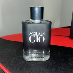 Aqua di gio parfym 100ml - Tja säljer parfymen Aqua di gio parfum 100ml ung 90 ml kvar, nypris ung 1600kr. Säljer den då den inte används längre, priset kan sänkas vid snabb affär!