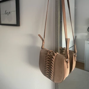 Väska - En beige väska från Bikbok. Aldrig använd. 