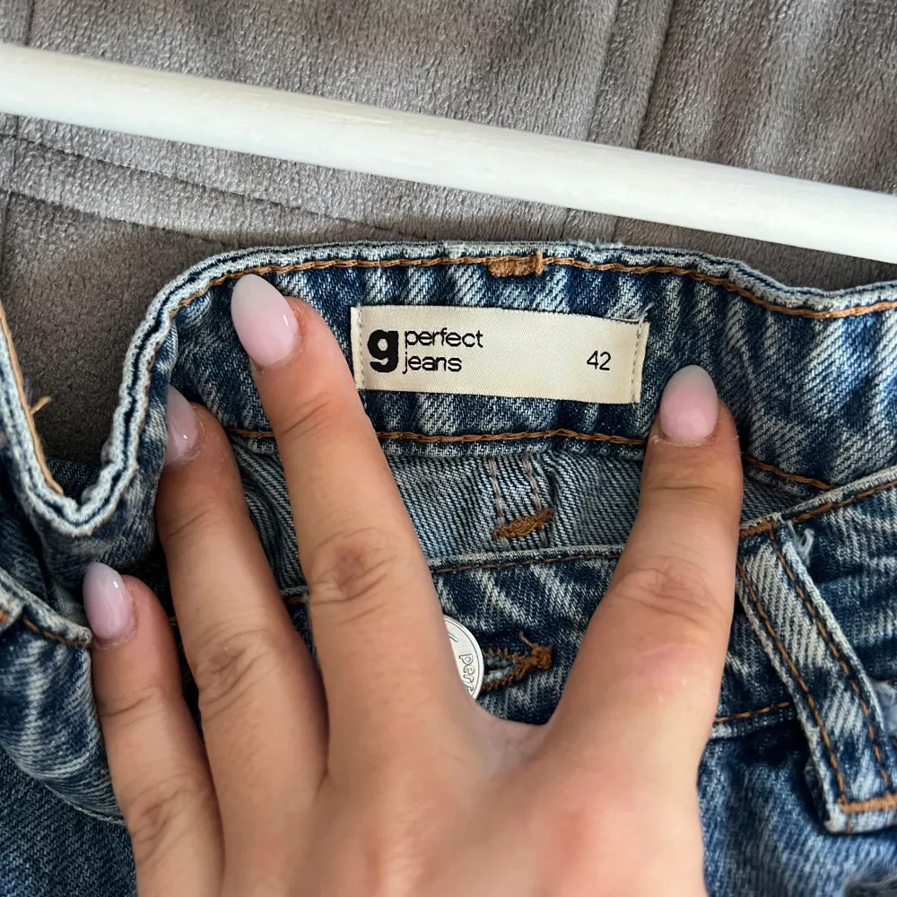 Ett par blåa ginatricot jeans💙Perfekta att använda som low waist jeans. Använda 2 gånger så jätte fräscha.går rak ner i benen men inte slim. Om man vill ha de som low waist så passar de som storleken 38. . Jeans & Byxor.