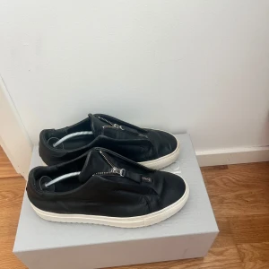 Axel Arigato skor - Säljs i använt skick. 