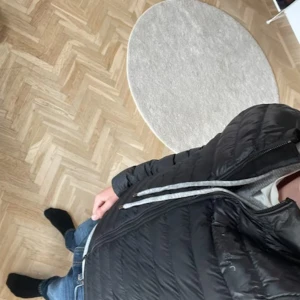 J. Lindberg jacka - Säljer nu den jacka. J. Lindberg med glans. Storlek är m men den är liten i storleken , hör av er vid frågor