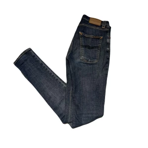Nudie Jeans  - Storlek: W28/L32  Skick: 8/10 har en lagning i grenen men inga andra hål eller defekter!  Modell: Pipe Led