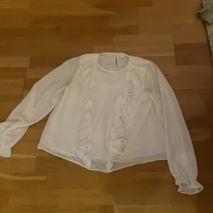 Blus från Ginatricot - En vit blus från Ginatricot, jag säljer då den inte kommer till andvändning😁💞