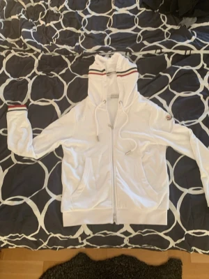 Moncler zip hoodie - Storlek S, skick 10/10 använd ett fåtal gånger. Tar byten Hör av er vid frågor och intresse🤗