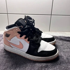 Nike air Jordan mid 1 - Använda men i fint skick. Endast lite ”creese”